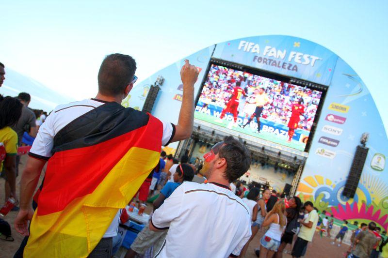 Alemanha e Gana duelavam na Arena Castelo, turistas de vrias nacionalidades, alm dos prprios brasileiros, foram at a Fan Fest assistir  partida (Foto Tatiana Fortes/O POVO)