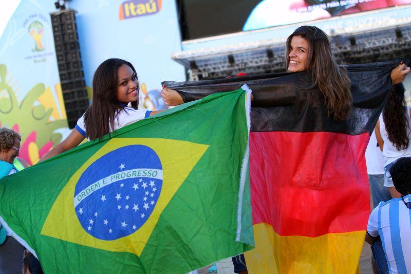 Alemanha e Gana duelavam na Arena Castelo, turistas de vrias nacionalidades, alm dos prprios brasileiros, foram at a Fan Fest assistir  partida (Foto Tatiana Fortes/O POVO)