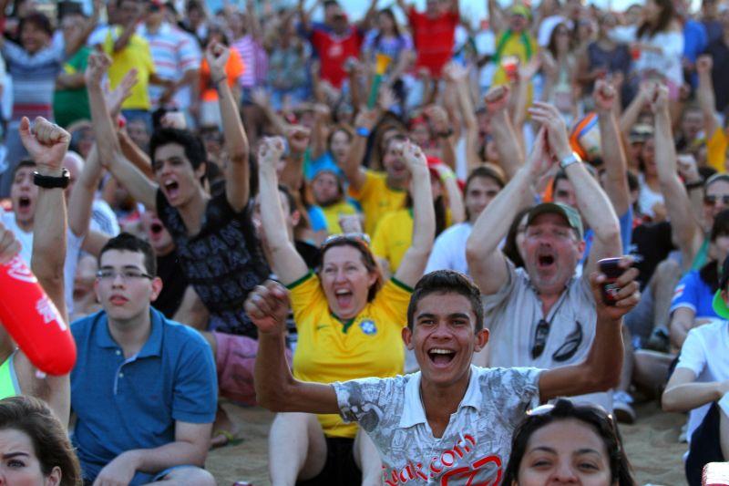 Alemanha e Gana duelavam na Arena Castelo, turistas de vrias nacionalidades, alm dos prprios brasileiros, foram at a Fan Fest assistir  partida (Foto Tatiana Fortes/O POVO)