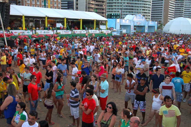 Alemanha e Gana duelavam na Arena Castelo, turistas de vrias nacionalidades, alm dos prprios brasileiros, foram at a Fan Fest assistir  partida (Foto Tatiana Fortes/O POVO)