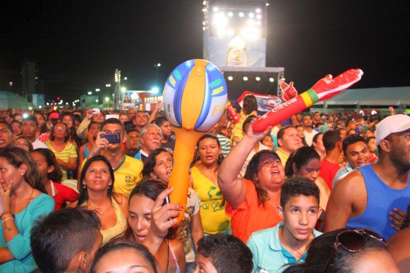 Alemanha e Gana duelavam na Arena Castelo, turistas de vrias nacionalidades, alm dos prprios brasileiros, foram at a Fan Fest assistir  partida (Foto Tatiana Fortes/O POVO)