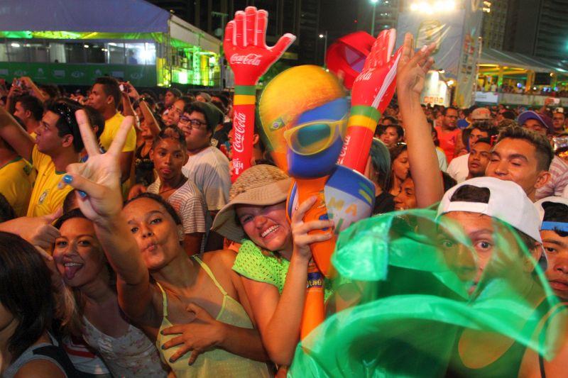 Alemanha e Gana duelavam na Arena Castelo, turistas de vrias nacionalidades, alm dos prprios brasileiros, foram at a Fan Fest assistir  partida (Foto Tatiana Fortes/O POVO)