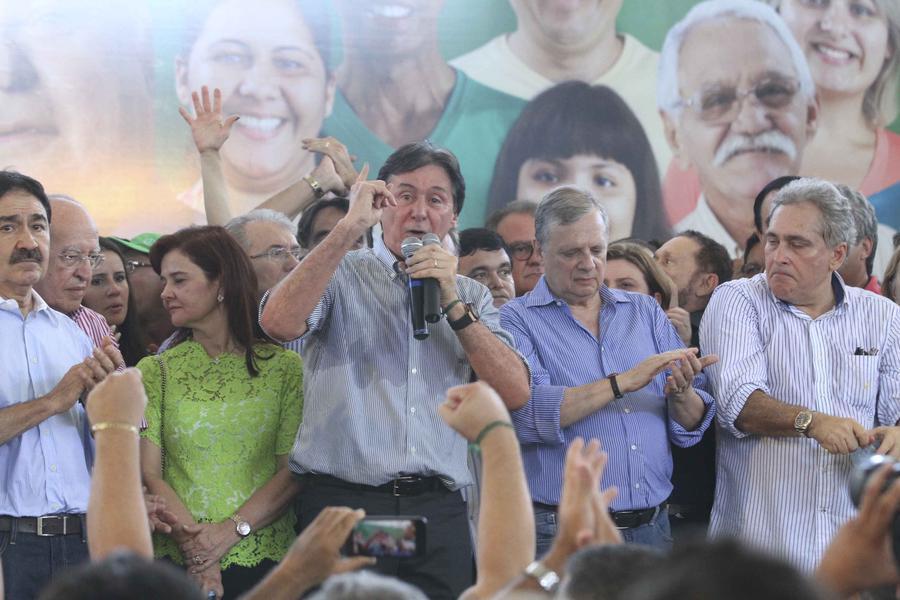 Neste domingo, durante a conveno estadual do PMDB, o senador Euncio Oliveira foi oficializado como candidato ao governo do Estado (Foto: Neste domingo, durante a conveno estadual do PMDB, o senador Euncio Oliveira foi oficializado como candidato ao governo do Estado (Foto: Edimar Soares/O POVO)