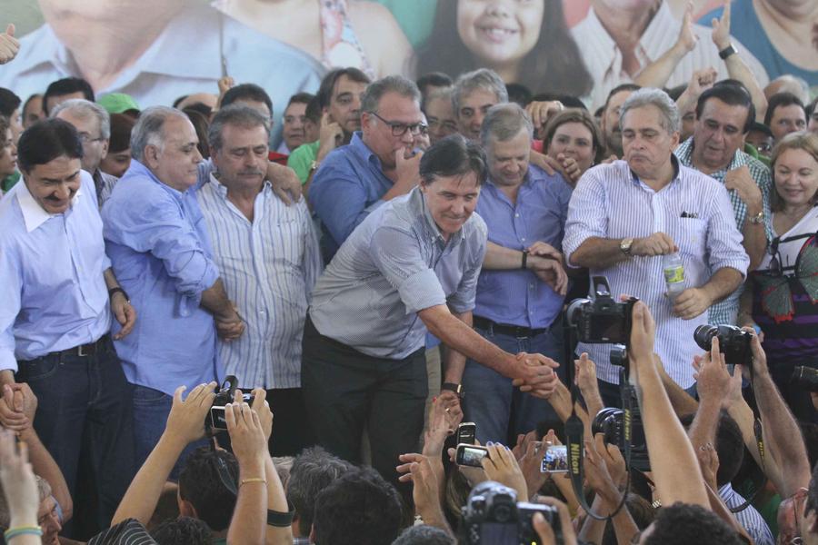 Neste domingo, durante a conveno estadual do PMDB, o senador Euncio Oliveira foi oficializado como candidato ao governo do Estado (Foto: Neste domingo, durante a conveno estadual do PMDB, o senador Euncio Oliveira foi oficializado como candidato ao governo do Estado (Foto: Edimar Soares/O POVO)