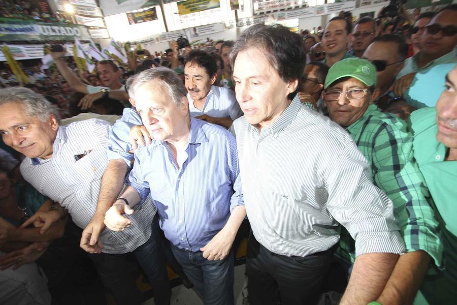 Neste domingo, durante a conveno estadual do PMDB, o senador Euncio Oliveira foi oficializado como candidato ao governo do Estado (Foto: Edimar Soares/O POVO)