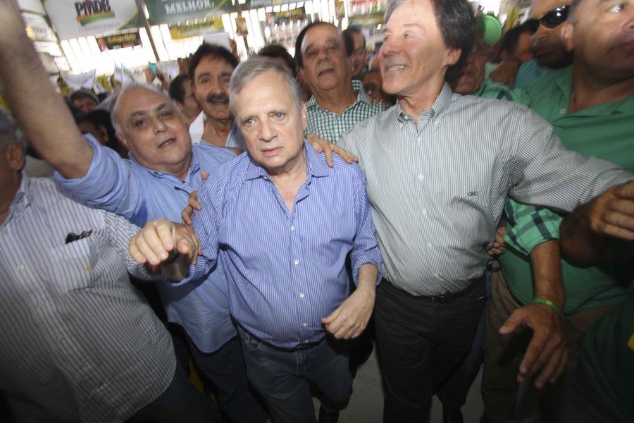 Neste domingo, durante a conveno estadual do PMDB, o senador Euncio Oliveira foi oficializado como candidato ao governo do Estado (Foto: Evilzio Bezerra/O POVO)