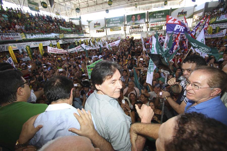 Neste domingo, durante a conveno estadual do PMDB, o senador Euncio Oliveira foi oficializado como candidato ao governo do Estado (Foto: Edimar Soares/O POVO)