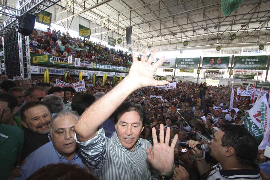 Neste domingo, durante a conveno estadual do PMDB, o senador Euncio Oliveira foi oficializado como candidato ao governo do Estado (Foto: Evilzio Bezerra/O POVO)