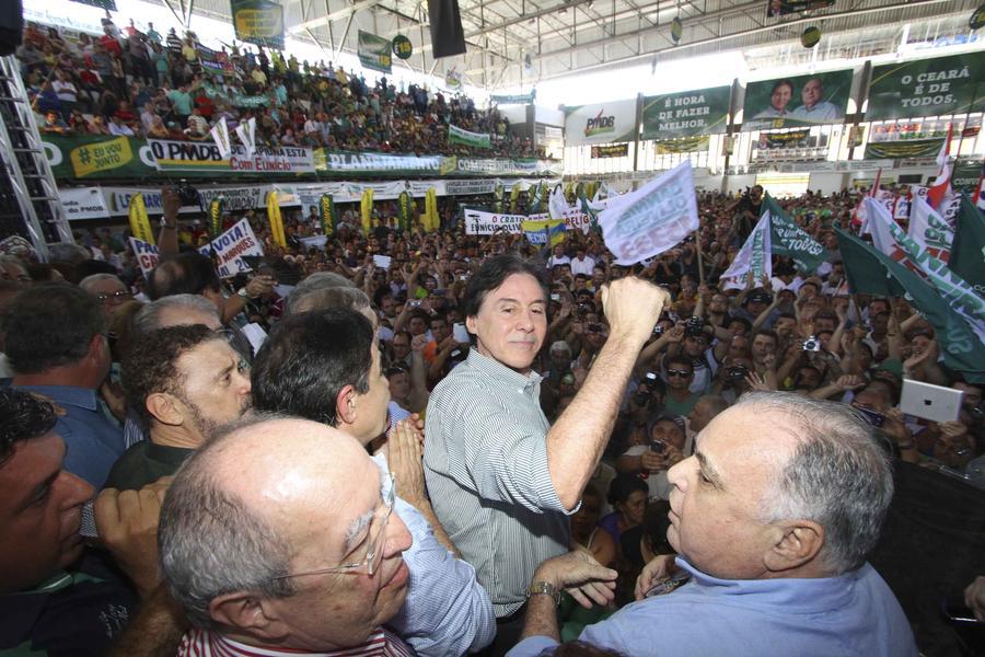 Neste domingo, durante a conveno estadual do PMDB, o senador Euncio Oliveira foi oficializado como candidato ao governo do Estado (Foto: Evilzio Bezerra/O POVO)