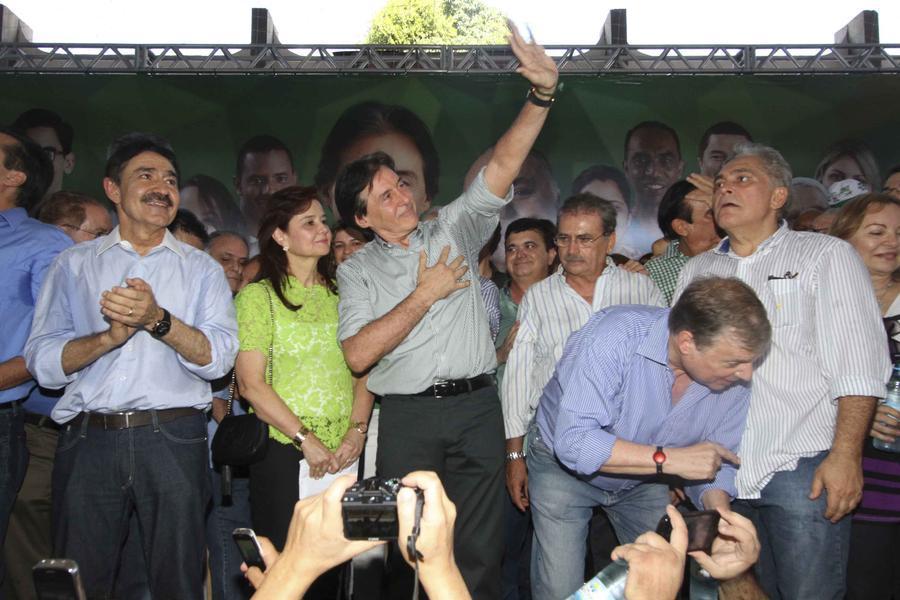 Neste domingo, durante a conveno estadual do PMDB, o senador Euncio Oliveira foi oficializado como candidato ao governo do Estado (Foto: Edimar Soares/O POVO)