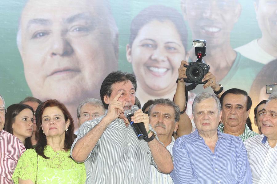 Neste domingo, durante a conveno estadual do PMDB, o senador Euncio Oliveira foi oficializado como candidato ao governo do Estado (Foto: Edimar Soares/O POVO)