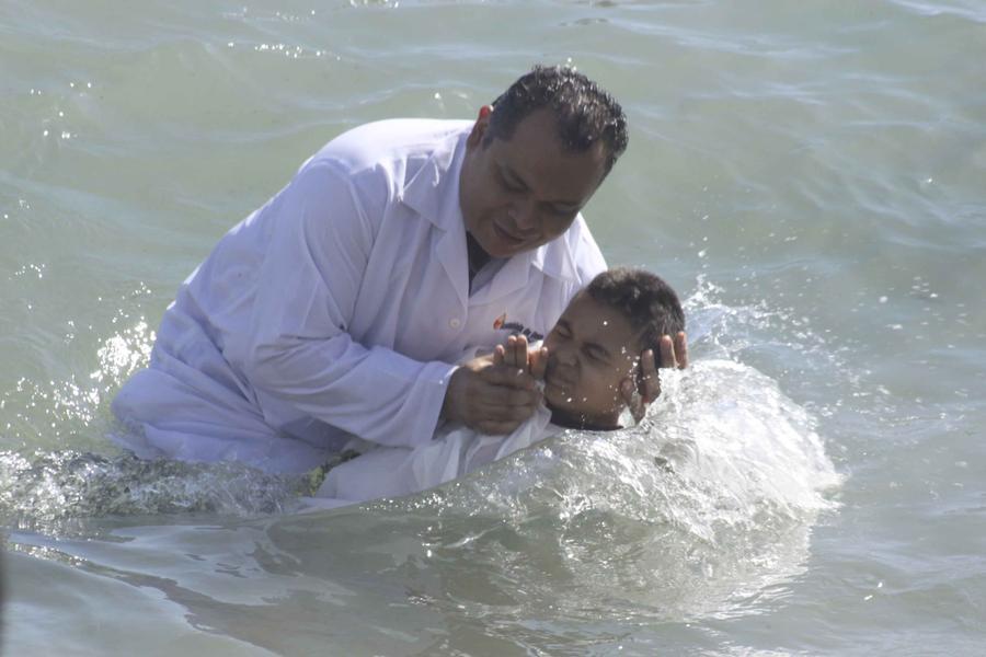 Batismo coletivo rene fieis na Praia de Iracema. A celebrao faz parte das comemoraes de 100 anos da Assembleia de Deus no Cear, que seguem at setembro. (Foto: Mauri Melo/O POVO)