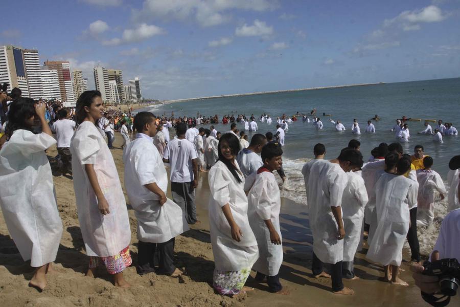 Batismo coletivo rene fieis na Praia de Iracema. A celebrao faz parte das comemoraes de 100 anos da Assembleia de Deus no Cear, que seguem at setembro. (Foto: Mauri Melo/O POVO)