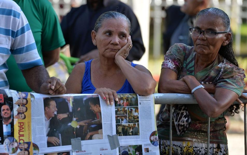 Corpo do ex-presidencivel Eduardo Campos, chegou no fim da tarde desta sexta-feira, 17, ao cemitrio de Santo Amaro, no Recife, onde foi recebido sob fogos de artifcio, palmas e gritos de 