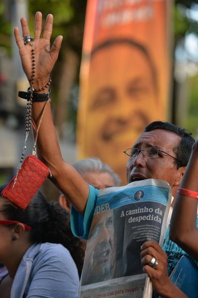 Corpo do ex-presidencivel Eduardo Campos, chegou no fim da tarde desta sexta-feira, 17, ao cemitrio de Santo Amaro, no Recife, onde foi recebido sob fogos de artifcio, palmas e gritos de 