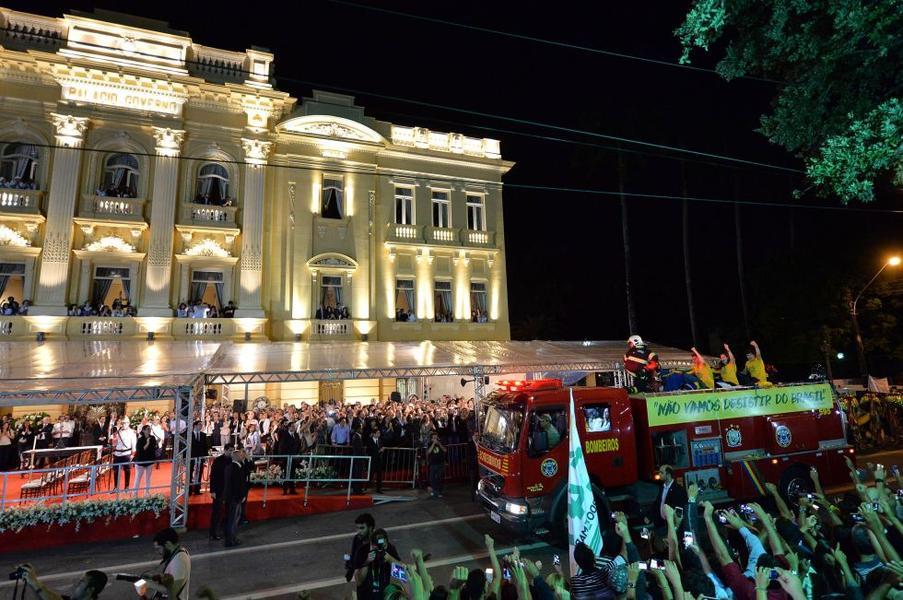 Corpo do ex-presidencivel Eduardo Campos, chegou no fim da tarde desta sexta-feira, 17, ao cemitrio de Santo Amaro, no Recife, onde foi recebido sob fogos de artifcio, palmas e gritos de 