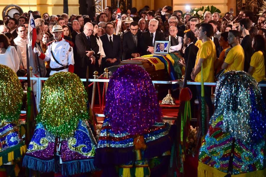 Corpo do ex-presidencivel Eduardo Campos, chegou no fim da tarde desta sexta-feira, 17, ao cemitrio de Santo Amaro, no Recife, onde foi recebido sob fogos de artifcio, palmas e gritos de 