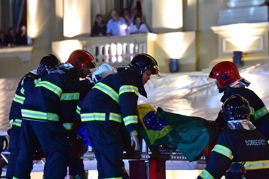 Corpo do ex-presidencivel Eduardo Campos, chegou no fim da tarde desta sexta-feira, 17, ao cemitrio de Santo Amaro, no Recife, onde foi recebido sob fogos de artifcio, palmas e gritos de 