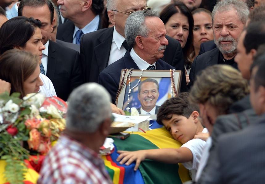 Corpo do ex-presidencivel Eduardo Campos, chegou no fim da tarde desta sexta-feira, 17, ao cemitrio de Santo Amaro, no Recife, onde foi recebido sob fogos de artifcio, palmas e gritos de 