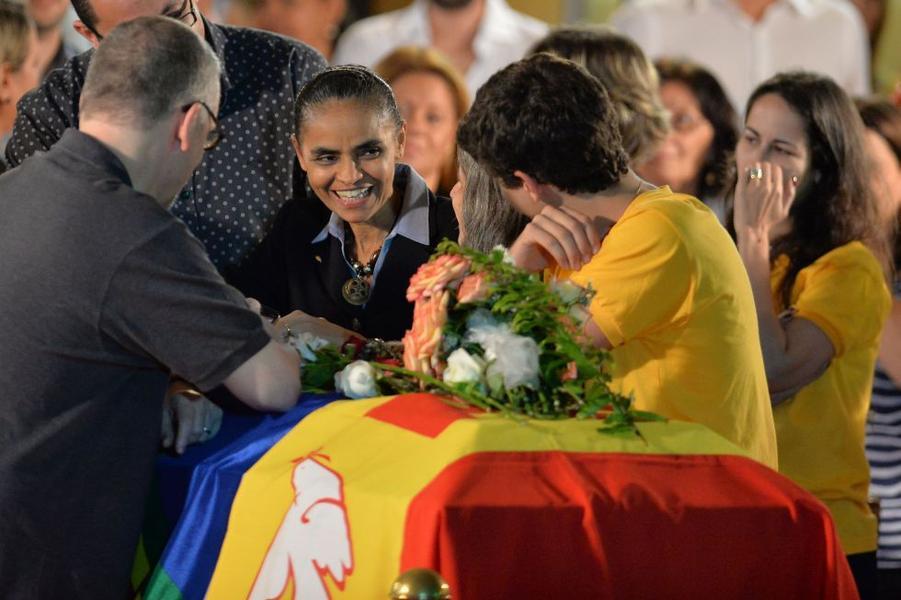 Corpo do ex-presidencivel Eduardo Campos, chegou no fim da tarde desta sexta-feira, 17, ao cemitrio de Santo Amaro, no Recife, onde foi recebido sob fogos de artifcio, palmas e gritos de 