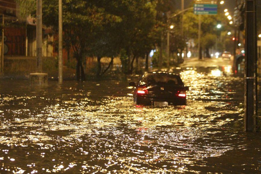 A avenida Herclito Graa tem registrado alagamento quando chove na Capital. Acmulo de gua na via atingiu carros neste domingo, 24. (Foto: Evilazio Bezerra/O POVO)
