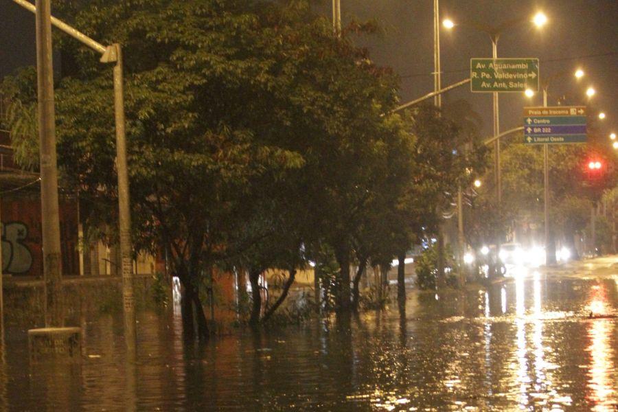 A avenida Herclito Graa tem registrado alagamento quando chove na Capital. Acmulo de gua na via atingiu carros neste domingo, 24. (Foto: Evilazio Bezerra/O POVO)