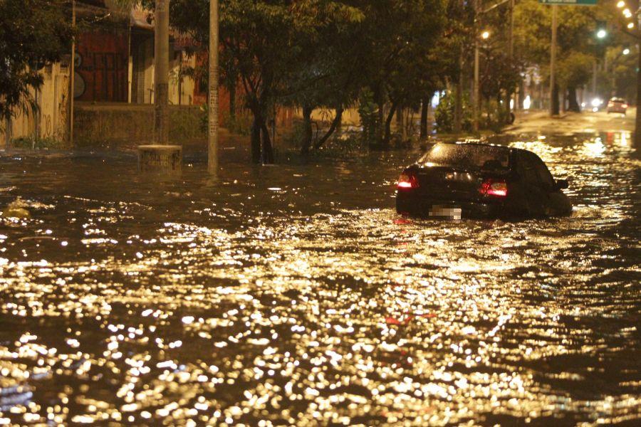A avenida Herclito Graa tem registrado alagamento quando chove na Capital. Acmulo de gua na via atingiu carros neste domingo, 24. (Foto: Evilazio Bezerra/O POVO)