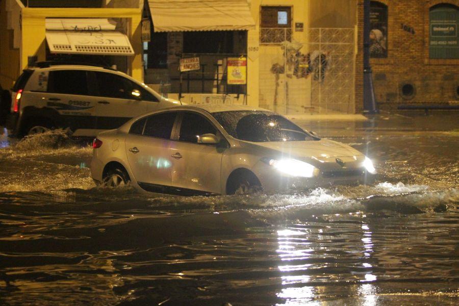 A avenida Herclito Graa tem registrado alagamento quando chove na Capital. Acmulo de gua na via atingiu carros neste domingo, 24. (Foto: Evilazio Bezerra/O POVO)