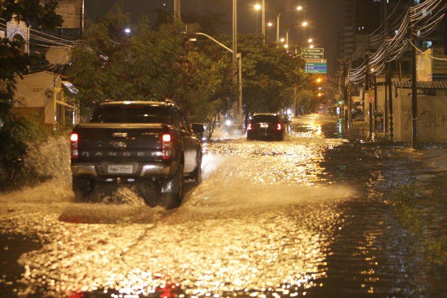 A avenida Herclito Graa tem registrado alagamento quando chove na Capital. Acmulo de gua na via atingiu carros neste domingo, 24. (Foto: Evilazio Bezerra/O POVO)