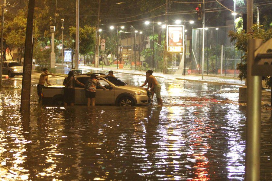 A avenida Herclito Graa tem registrado alagamento quando chove na Capital. Acmulo de gua na via atingiu carros neste domingo, 24. (Foto: Evilazio Bezerra/O POVO)