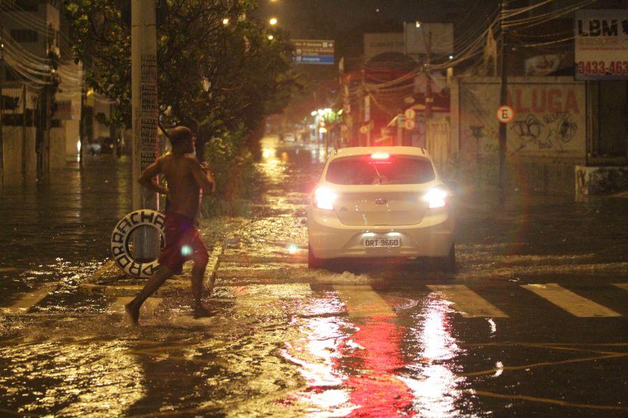 A avenida Herclito Graa tem registrado alagamento quando chove na Capital. Acmulo de gua na via atingiu carros neste domingo, 24. (Foto: Evilazio Bezerra/O POVO)