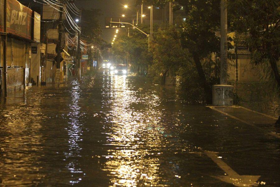 A avenida Herclito Graa tem registrado alagamento quando chove na Capital. Acmulo de gua na via atingiu carros neste domingo, 24. (Foto: Evilazio Bezerra/O POVO)