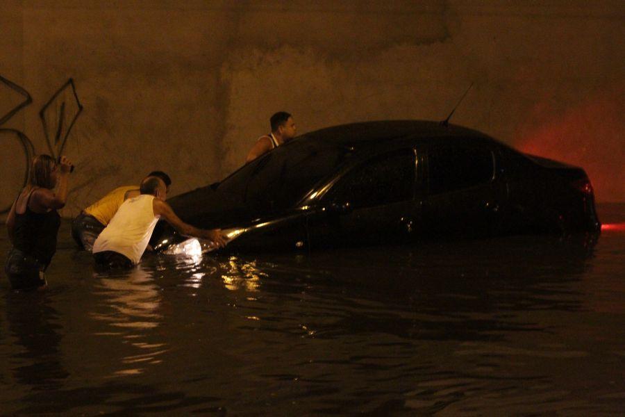 A avenida Herclito Graa tem registrado alagamento quando chove na Capital. Acmulo de gua na via atingiu carros neste domingo, 24. (Foto: Evilazio Bezerra/O POVO)