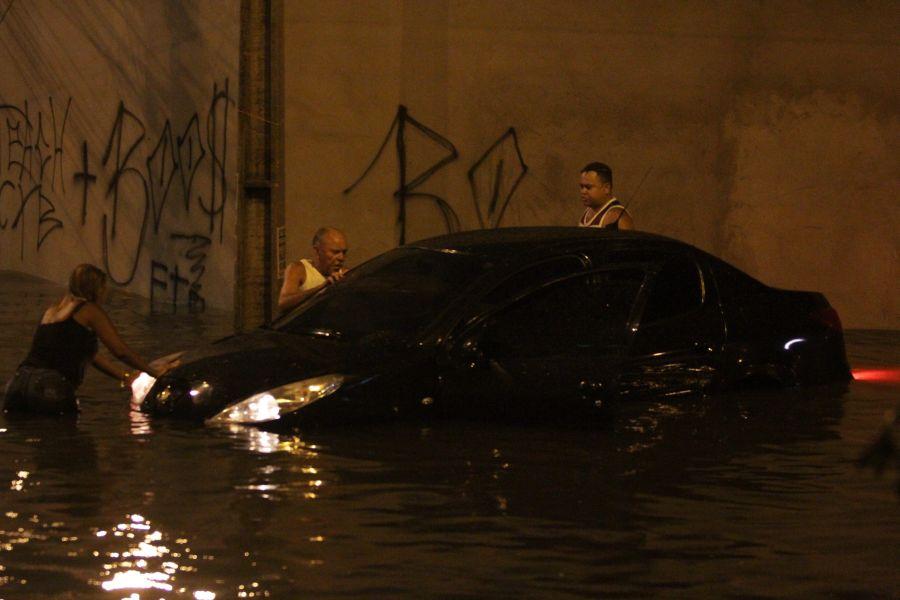 A avenida Herclito Graa tem registrado alagamento quando chove na Capital. Acmulo de gua na via atingiu carros neste domingo, 24. (Foto: Evilazio Bezerra/O POVO)