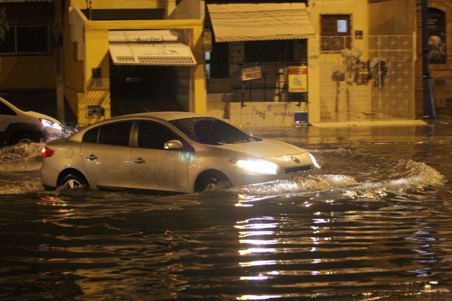 A avenida Herclito Graa tem registrado alagamento quando chove na Capital. Acmulo de gua na via atingiu carros neste domingo, 24. (Foto: Evilazio Bezerra/O POVO)