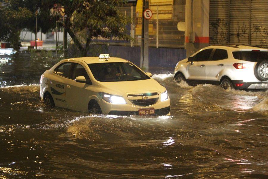 A avenida Herclito Graa tem registrado alagamento quando chove na Capital. Acmulo de gua na via atingiu carros neste domingo, 24. (Foto: Evilazio Bezerra/O POVO)
