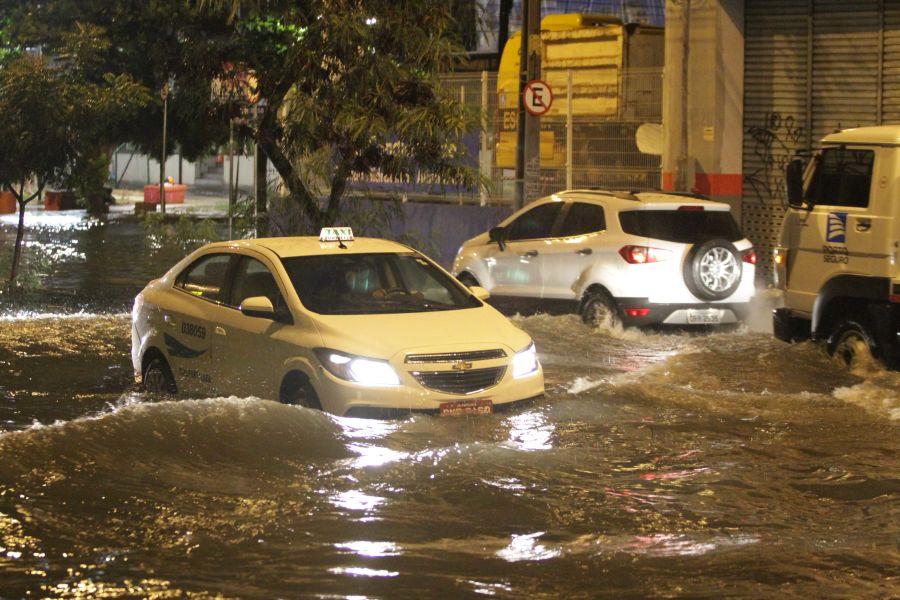 A avenida Herclito Graa tem registrado alagamento quando chove na Capital. Acmulo de gua na via atingiu carros neste domingo, 24. (Foto: Evilazio Bezerra/O POVO)