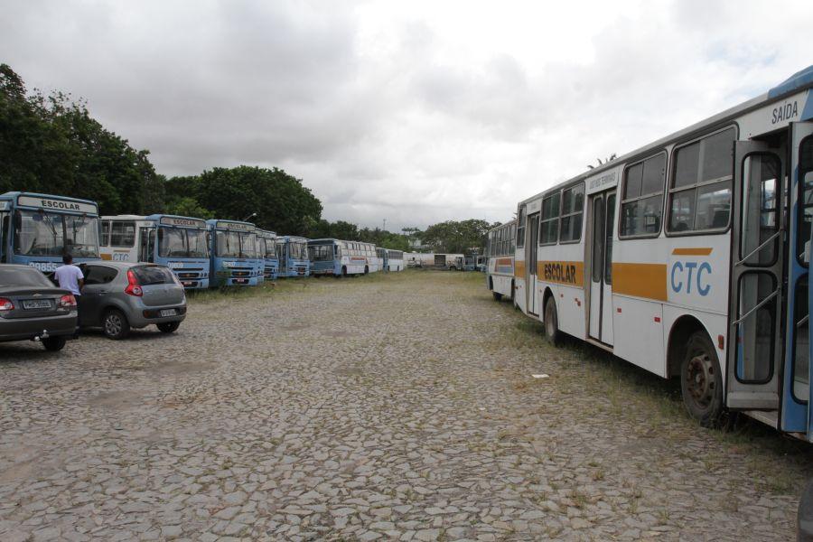 Situao dos coletivos foi alvo de denncias por parte de agentes de trnsito, que temem a proliferao de focos do mosquito Aedes aegypti na regio. Diretor de trnsito do rgo, Joo Bezerra, afirma que a queixa do grupo  'calnia'. (Foto: Evilazio Bezerra/O POVO)