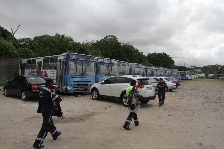 Situao dos coletivos foi alvo de denncias por parte de agentes de trnsito, que temem a proliferao de focos do mosquito Aedes aegypti na regio. Diretor de trnsito do rgo, Joo Bezerra, afirma que a queixa do grupo  'calnia'. (Foto: Evilazio Bezerra/O POVO)