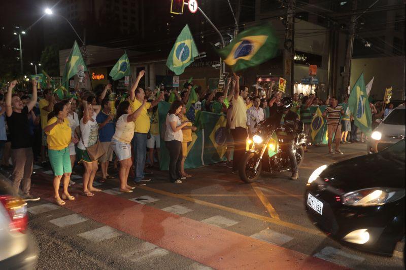 Nesta quarta-feira, 16, manifestantes protestaram contra a nomeao do ex-presidente Lula ao cargo de ministro da Casa Civil e pediram a renncia da presidente Dilma Rousseff. O ato aconteceu na Praa Portugal, no bairro Aldeota. Fotos: Tatiana Fortes/OPOVO