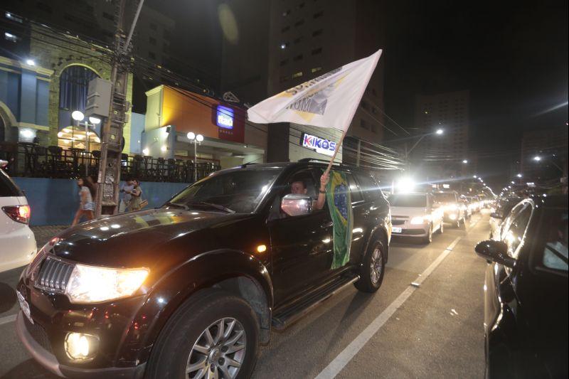 Nesta quarta-feira, 16, manifestantes protestaram contra a nomeao do ex-presidente Lula ao cargo de ministro da Casa Civil e pediram a renncia da presidente Dilma Rousseff. O ato aconteceu na Praa Portugal, no bairro Aldeota. Fotos: Tatiana Fortes/OPOVO