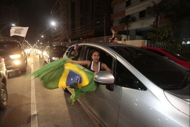 Nesta quarta-feira, 16, manifestantes protestaram contra a nomeao do ex-presidente Lula ao cargo de ministro da Casa Civil e pediram a renncia da presidente Dilma Rousseff. O ato aconteceu na Praa Portugal, no bairro Aldeota. Fotos: Tatiana Fortes/OPOVO