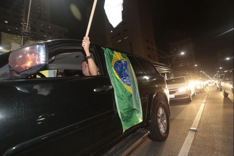 Nesta quarta-feira, 16, manifestantes protestaram contra a nomeao do ex-presidente Lula ao cargo de ministro da Casa Civil e pediram a renncia da presidente Dilma Rousseff. O ato aconteceu na Praa Portugal, no bairro Aldeota. Fotos: Tatiana Fortes/OPOVO