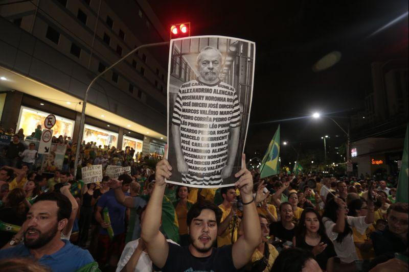 Nesta quarta-feira, 16, manifestantes protestaram contra a nomeao do ex-presidente Lula ao cargo de ministro da Casa Civil e pediram a renncia da presidente Dilma Rousseff. O ato aconteceu na Praa Portugal, no bairro Aldeota. Fotos: Tatiana Fortes/OPOVO