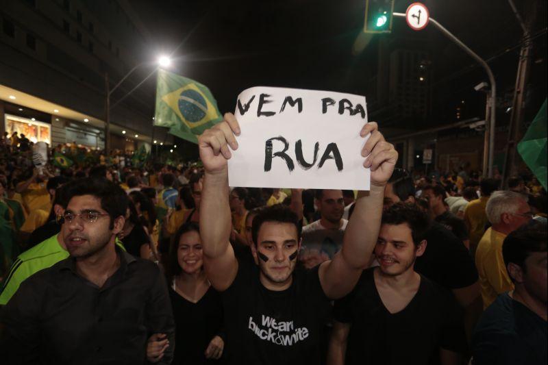 Nesta quarta-feira, 16, manifestantes protestaram contra a nomeao do ex-presidente Lula ao cargo de ministro da Casa Civil e pediram a renncia da presidente Dilma Rousseff. O ato aconteceu na Praa Portugal, no bairro Aldeota. Fotos: Tatiana Fortes/OPOVO