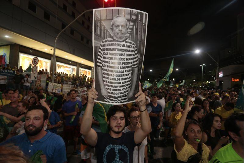 Nesta quarta-feira, 16, manifestantes protestaram contra a nomeao do ex-presidente Lula ao cargo de ministro da Casa Civil e pediram a renncia da presidente Dilma Rousseff. O ato aconteceu na Praa Portugal, no bairro Aldeota. Fotos: Tatiana Fortes/OPOVO