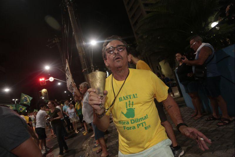 Nesta quarta-feira, 16, manifestantes protestaram contra a nomeao do ex-presidente Lula ao cargo de ministro da Casa Civil e pediram a renncia da presidente Dilma Rousseff. O ato aconteceu na Praa Portugal, no bairro Aldeota. Fotos: Tatiana Fortes/OPOVO