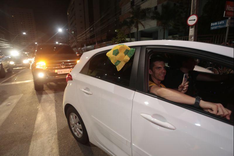 Nesta quarta-feira, 16, manifestantes protestaram contra a nomeao do ex-presidente Lula ao cargo de ministro da Casa Civil e pediram a renncia da presidente Dilma Rousseff. O ato aconteceu na Praa Portugal, no bairro Aldeota. Fotos: Tatiana Fortes/OPOVO