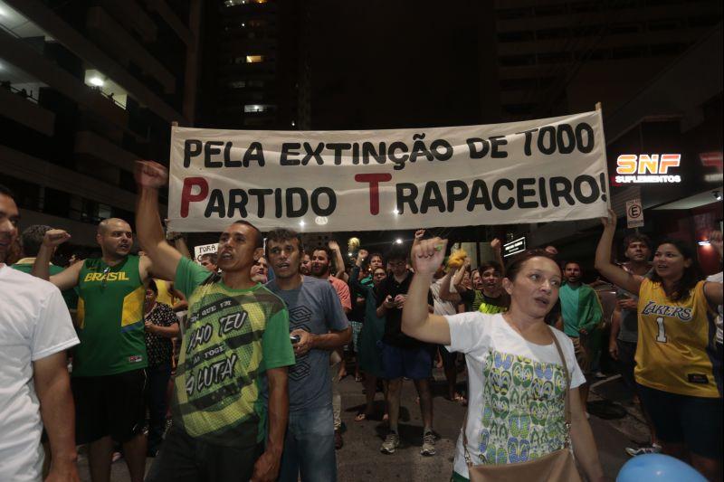 Nesta quarta-feira, 16, manifestantes protestaram contra a nomeao do ex-presidente Lula ao cargo de ministro da Casa Civil e pediram a renncia da presidente Dilma Rousseff. O ato aconteceu na Praa Portugal, no bairro Aldeota. Fotos: Tatiana Fortes/OPOVO