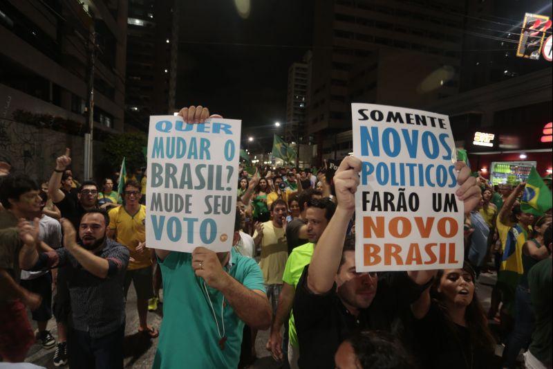 Nesta quarta-feira, 16, manifestantes protestaram contra a nomeao do ex-presidente Lula ao cargo de ministro da Casa Civil e pediram a renncia da presidente Dilma Rousseff. O ato aconteceu na Praa Portugal, no bairro Aldeota. Fotos: Tatiana Fortes/OPOVO